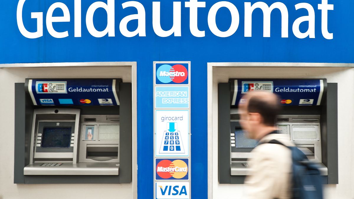 Geben Sie den umgekehrten PIN-Code am Geldautomaten ein. Wir erklären Ihnen, was dann passiert