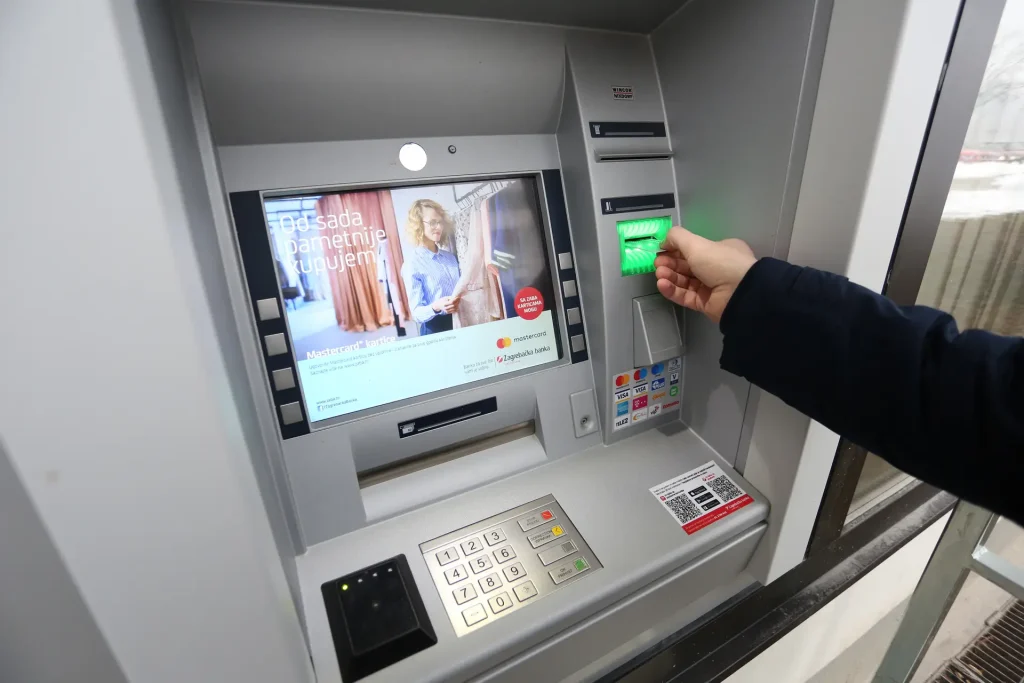 Geben Sie den umgekehrten PIN-Code am Geldautomaten ein. Wir erklären Ihnen, was dann passiert